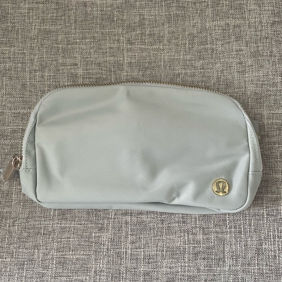 Lululemon Everywhere Belt Bag 1L in Vapor/Gold/White - Picture 2 of 5